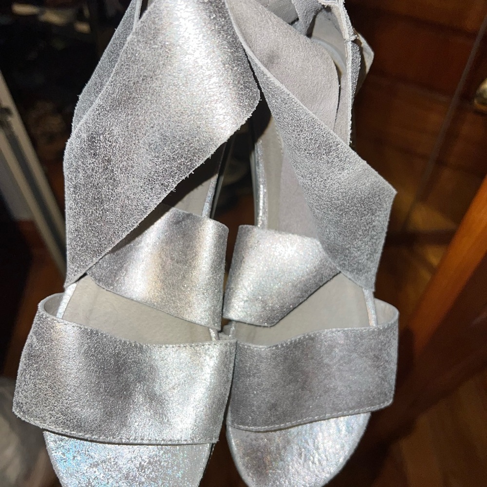 🌀Eileen Fisher silver sandals size 8 1/2 , zipper closure, worn once - Picture 3 of 8